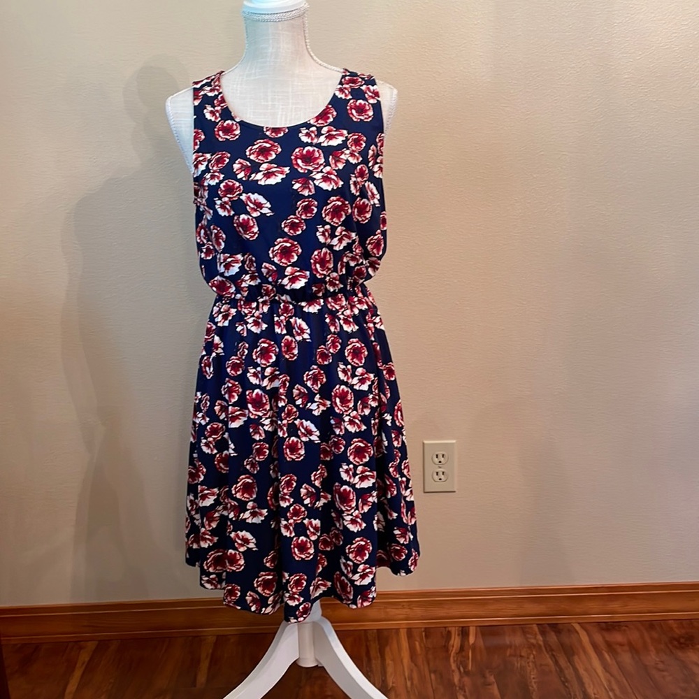 French Grey L'valynn Sleeveless Floral Brushed Knit Dress in size medium